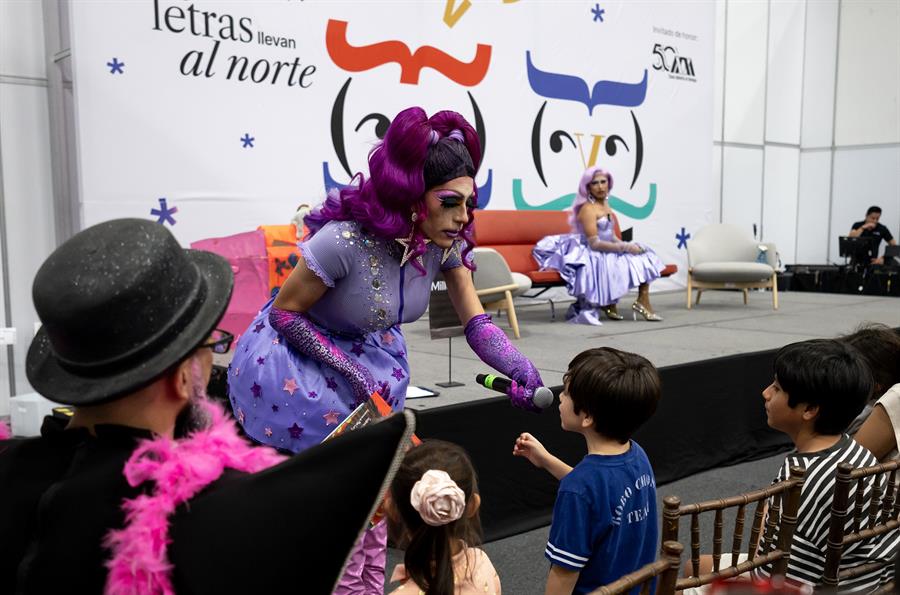 Drag Queens logran presentar cuentos infantiles en la FIL Monterrey tras polémica del año pasado, promoviendo inclusión y diversidad cultural.