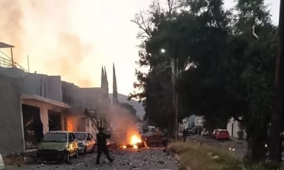 El artefacto explotó frente al edificio de la Policía Municipal, dejando como saldo tres policías heridos.