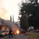 El artefacto explotó frente al edificio de la Policía Municipal, dejando como saldo tres policías heridos.