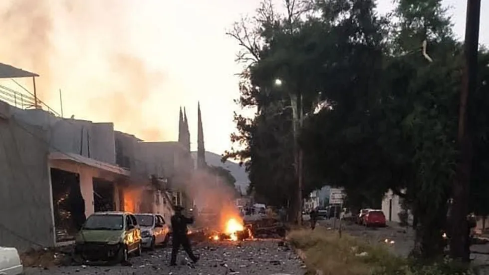 El artefacto explotó frente al edificio de la Policía Municipal, dejando como saldo tres policías heridos.