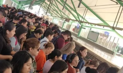 Aglomeraciones en la Línea 2 de Metrorrey causan caos, retrasos y frustración entre usuarios. Metrorrey no emite comunicado oficial.