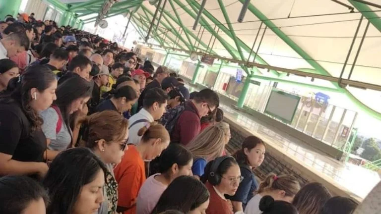 Aglomeraciones en la Línea 2 de Metrorrey causan caos, retrasos y frustración entre usuarios. Metrorrey no emite comunicado oficial.