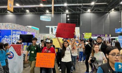 Trabajadores del Poder Judicial se manifiestan en la Feria del Libro para visibilizar su rechazo a la reforma judicial.