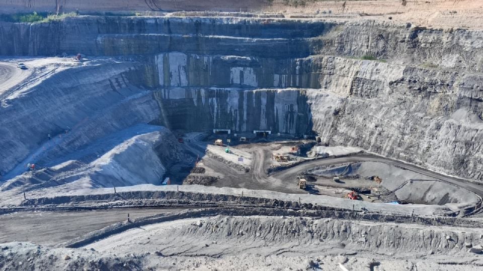 El accidente, que cobró la vida de 10 trabajadores, se produjo cuando los mineros perforaron accidentalmente un orificio que provocó la inundación del sitio por agua acumulada en un yacimiento vecino.