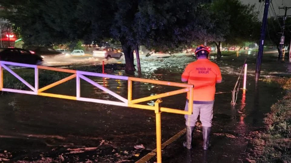 Las lluvias en Monterrey han dejado tres personas fallecidas. Protección Civil pide precaución ante la persistencia de las precipitaciones.