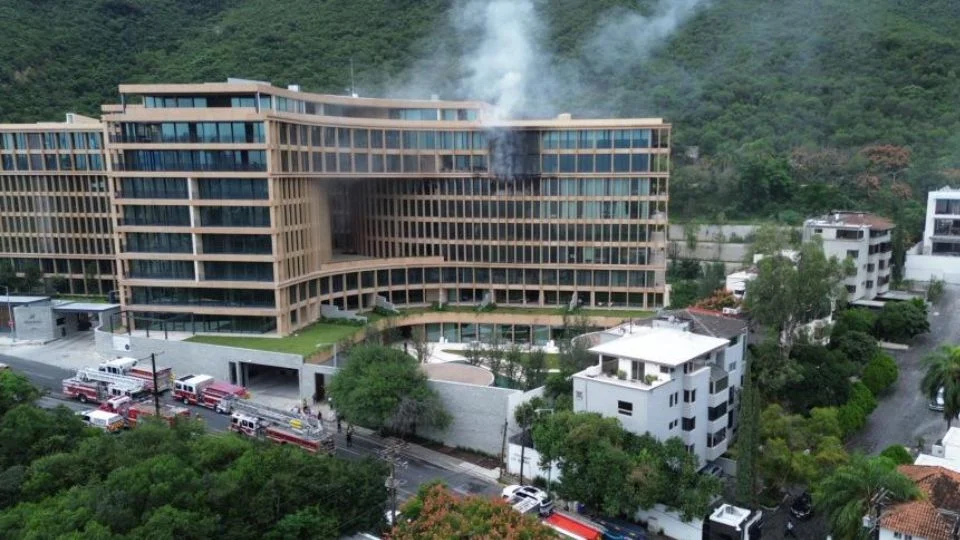 Incendio en el edificio Akumal en San Pedro desaloja a 203 personas; no se reportan lesionados. Autoridades investigan la causa.