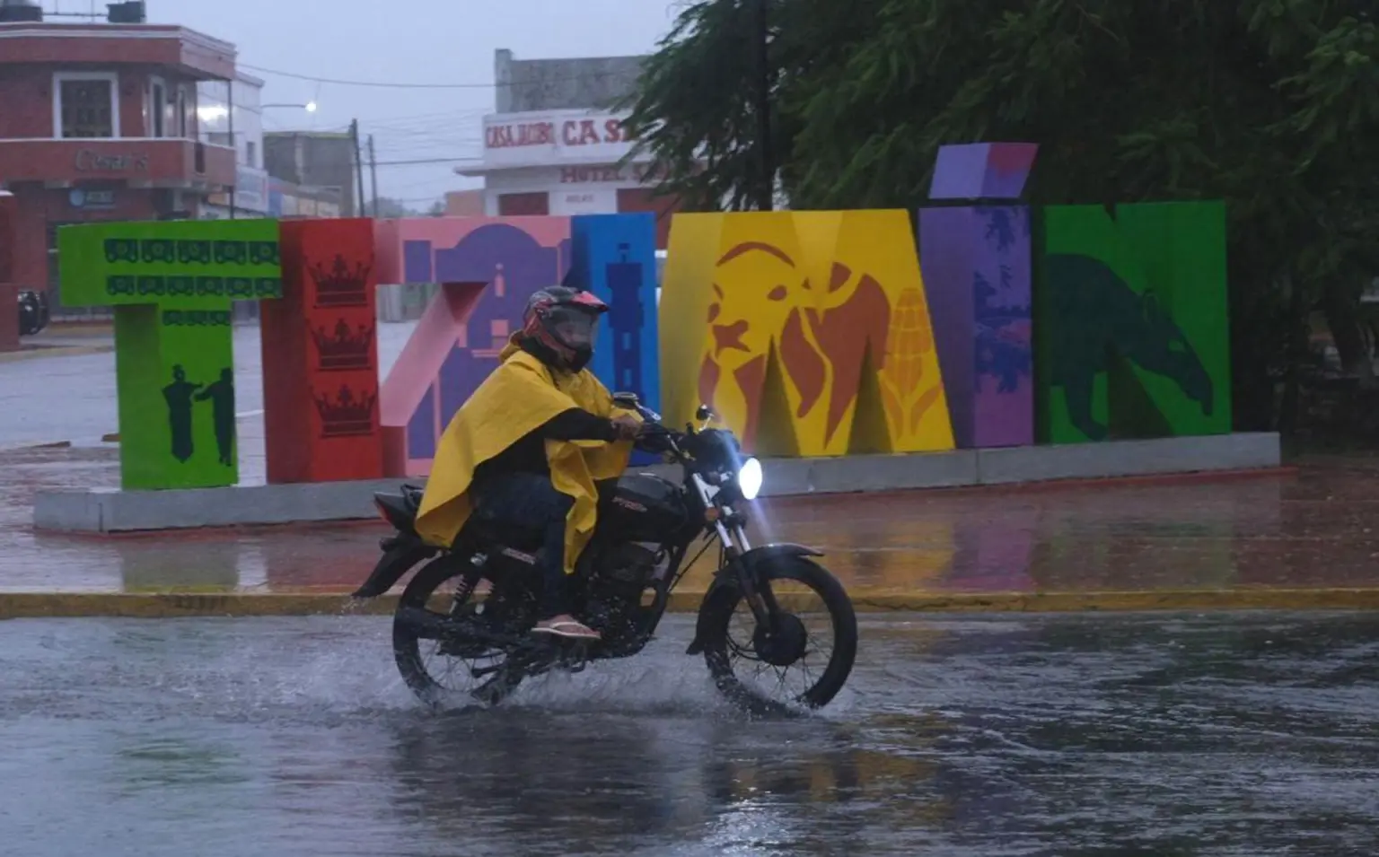 El fenómeno mantiene temporal de lluvias en Yucatán y Sureste Mexicano.