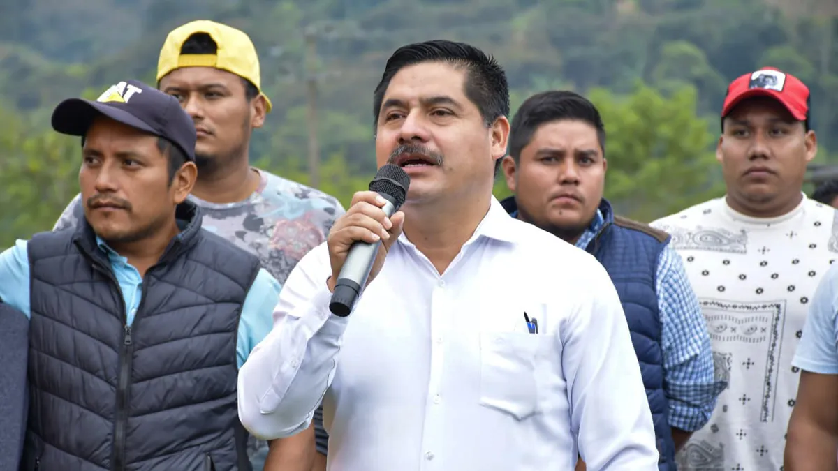 El presidente municipal Mario Hernández circulaba por las calles de la localidad cuando fue atacado por sujetos armados, quienes abrieron fuego en su contra.