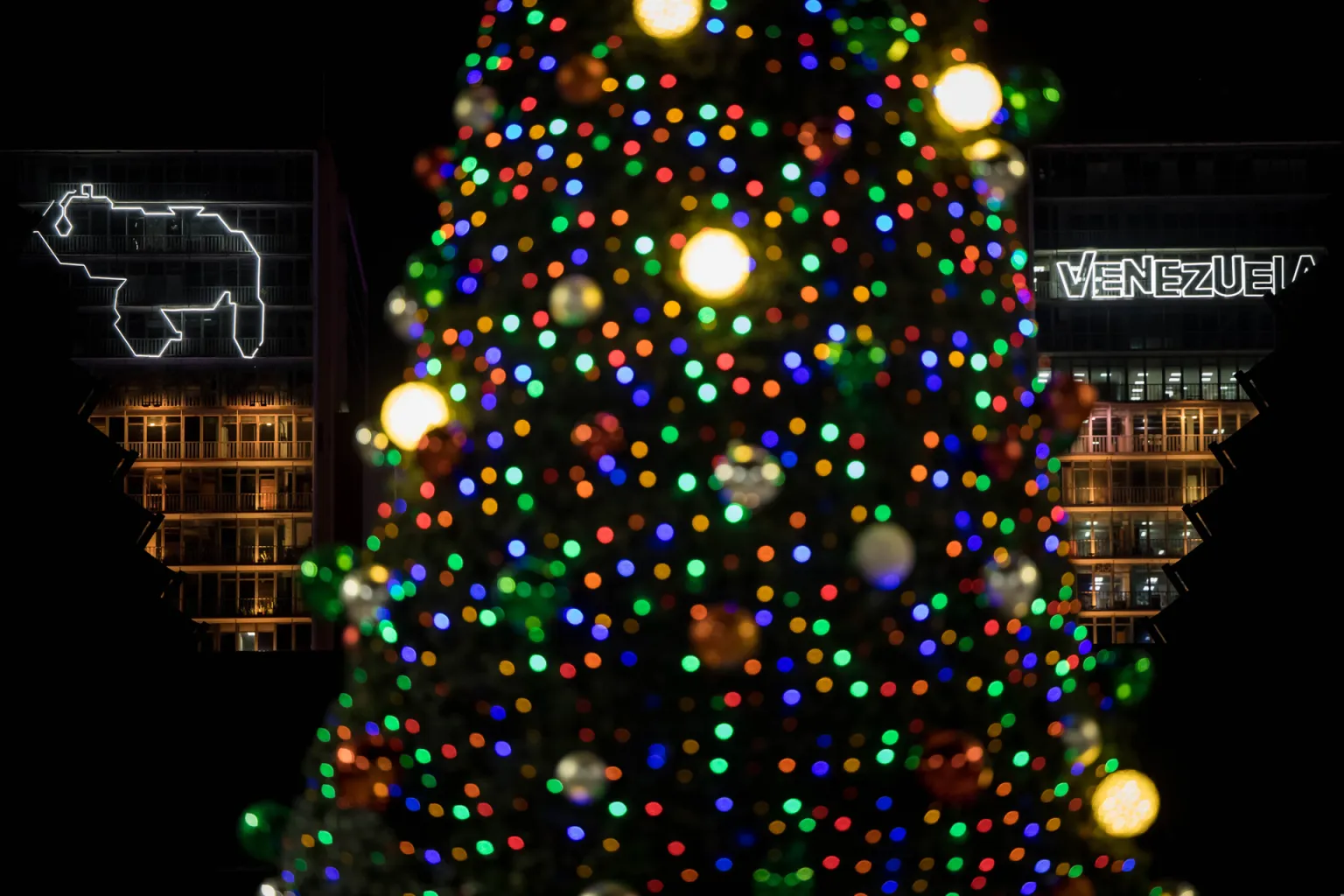 La decoración navideña ya se observa en Caracas y otras regiones, con luces y figuras características de la festividad.