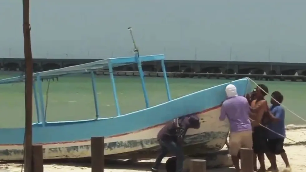 Los pescadores se encontraban a bordo de tres lanchas y un barco de mediana altura cuando recibieron la advertencia de resguardarse debido al peligro inminente del huracán.