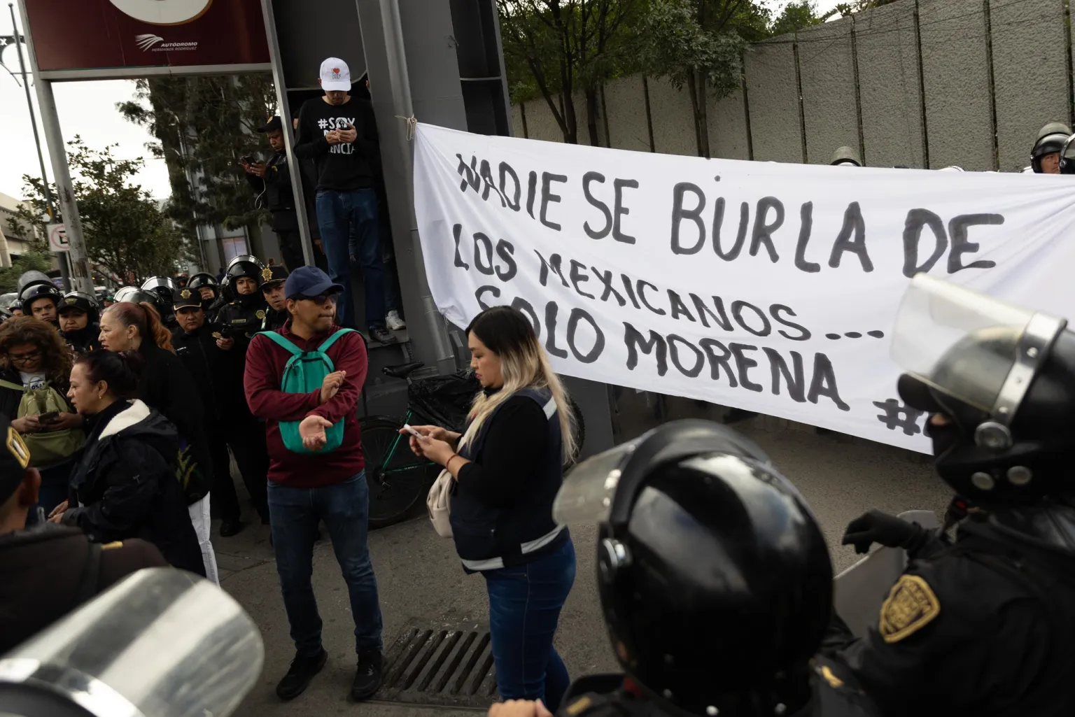 Trabajadores del PJ protestan previo al Gran Premio de México de Fórmula 1.