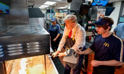 El candidato presidencial presumió haber hecho papas fritas y entregarlas, esto, como parte de su campaña a la Casa Blanca.