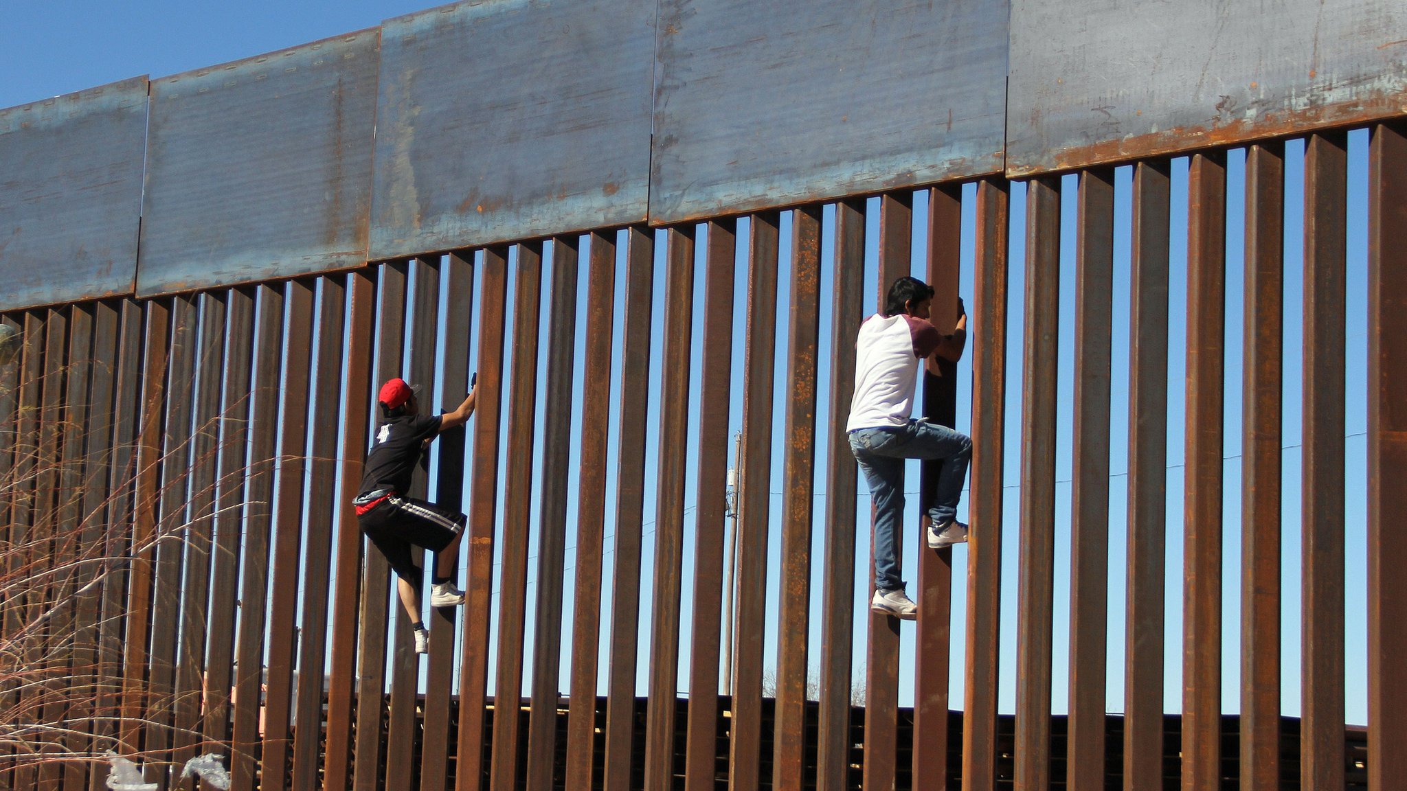 Texas ofrece 600 hectáreas en la frontera a la próxima administración de Trump para construir centros de detención y reforzar control migratorio.