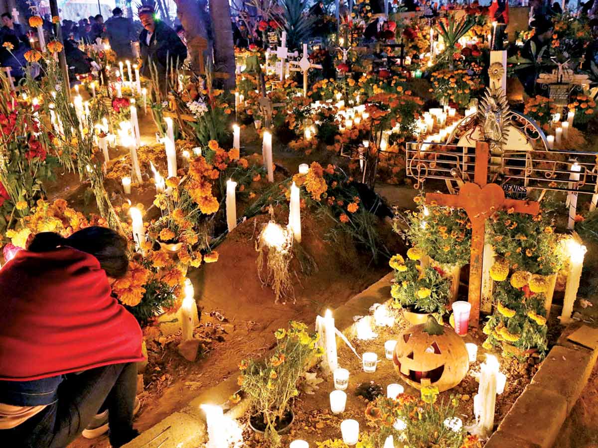 Esta festividad sigue siendo un símbolo de identidad cultural y de respeto hacia los ancestros, reflejando la riqueza del sincretismo mexicano.