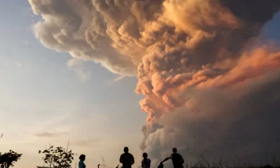 El Volcán Lewotobi Laki-Laki en Indonesia entró en erupción dejando miles de evacuados.