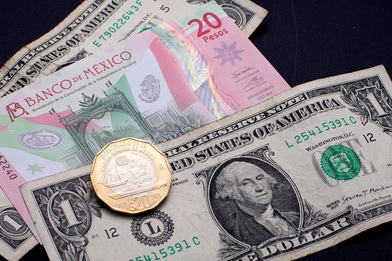 El peso mexicano sufre fuerte depreciación tras amenazas de Trump sobre aranceles y recorte de perspectiva económica por HR Ratings.