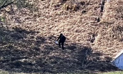 Tras un recorrido a pie por terrenos baldíos cercanos, los oficiales localizaron el cuerpo de un hombre con ropa táctica y un impacto de bala en el rostro.