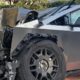 Cantante de corridos tumbados 'El Jhay' choca su Tesla en la CDMX; abandonó la escena antes de que llegaran las autoridades.