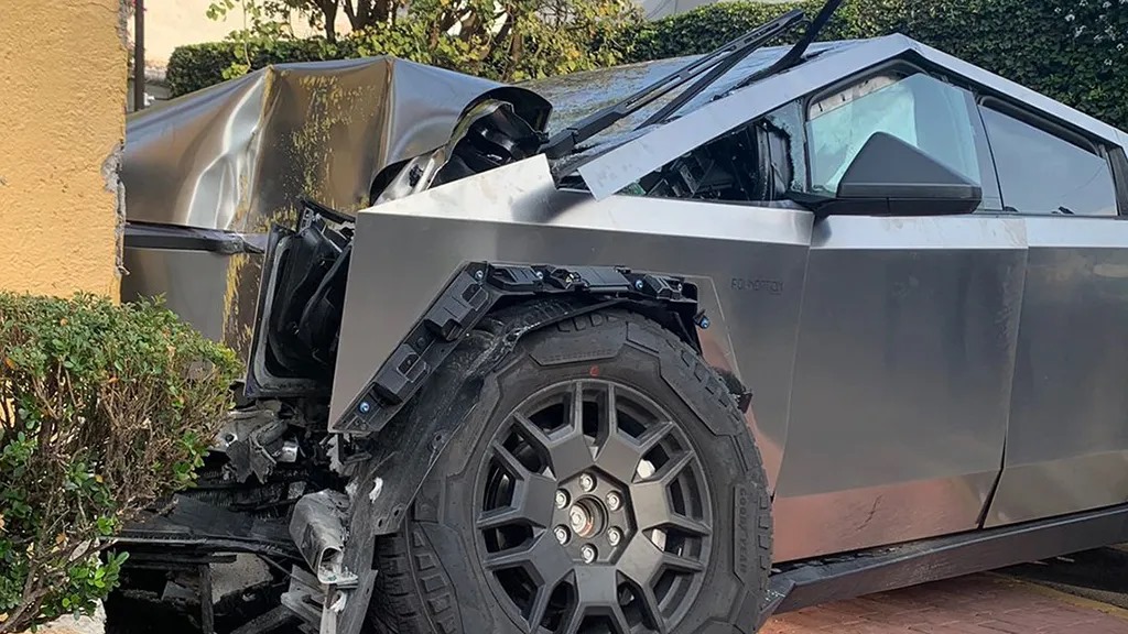 Cantante de corridos tumbados 'El Jhay' choca su Tesla en la CDMX; abandonó la escena antes de que llegaran las autoridades.