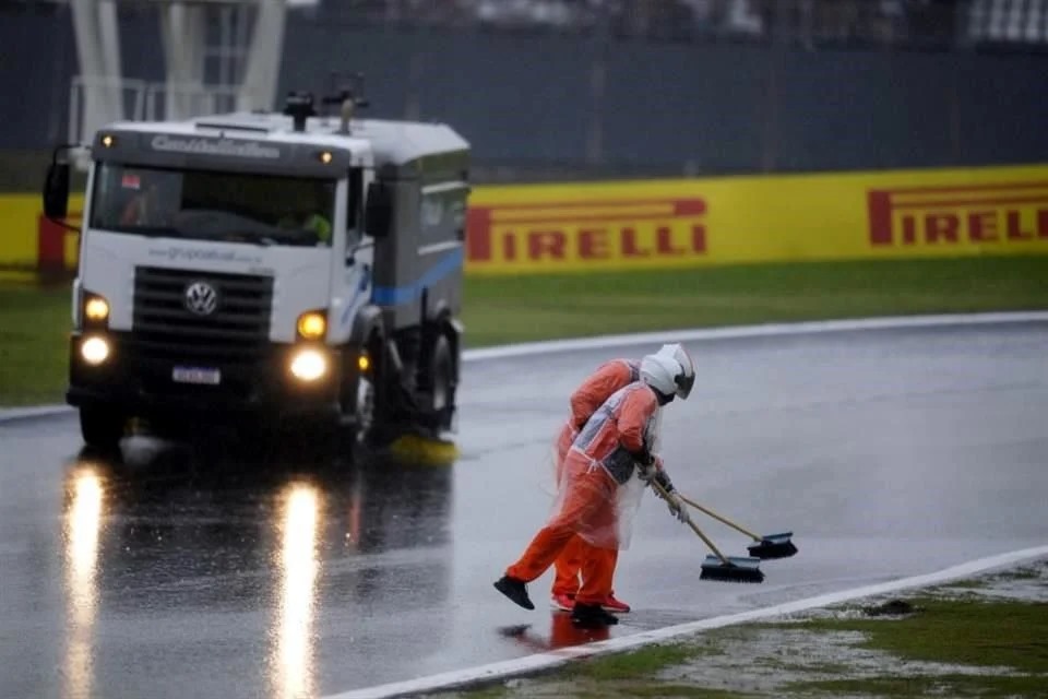 La calificación del GP de Brasil se pospone por lluvia intensa y baja visibilidad en Interlagos; se espera que se realice mañana.