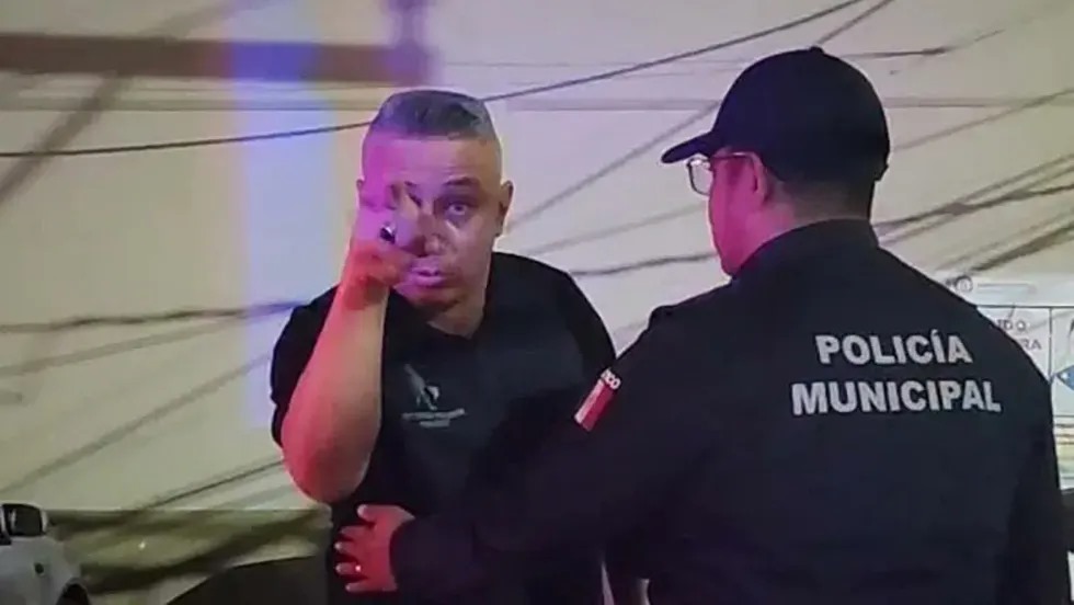 Destituyen a director de Policía Auxiliar de Cancún tras amenazar a reportero en estado de ebriedad; denuncia y protección para el periodista activados.