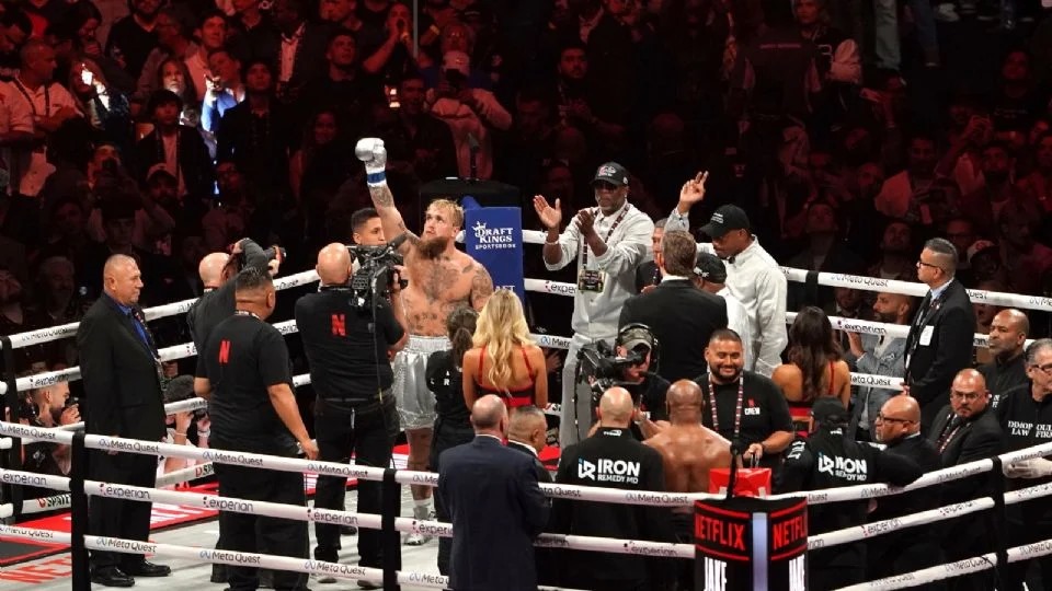 El combate, transmitido por Netflix, generó gran expectación, con bolsas de 40 millones para Paul y 20 millones para Tyson, destacando el impacto del marketing en el boxeo moderno.