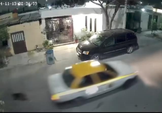 Taxista arrastra y mata a perrito ciego en Monterrey. El acto de crueldad animal se hizo viral y se exige justicia.