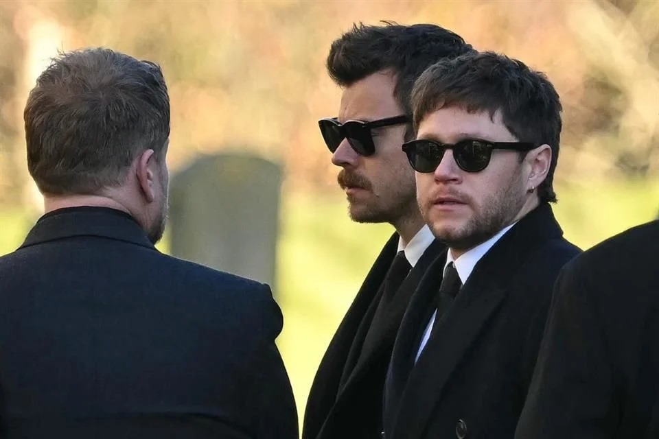 One Direction se reunió en el funeral de Liam Payne en Londres; familiares, amigos y fans despidieron al cantante en emotiva ceremonia.