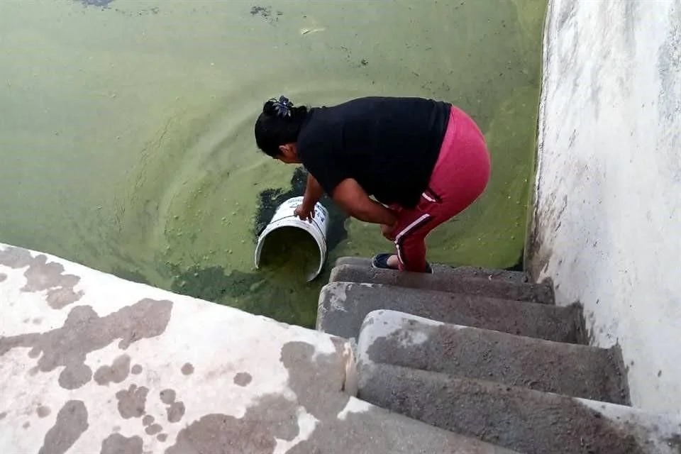 Pese a lluvias récord en NL, comunidades del sur llevan un año sin agua potable, enfrentando enfermedades y desabasto sin apoyo estatal.