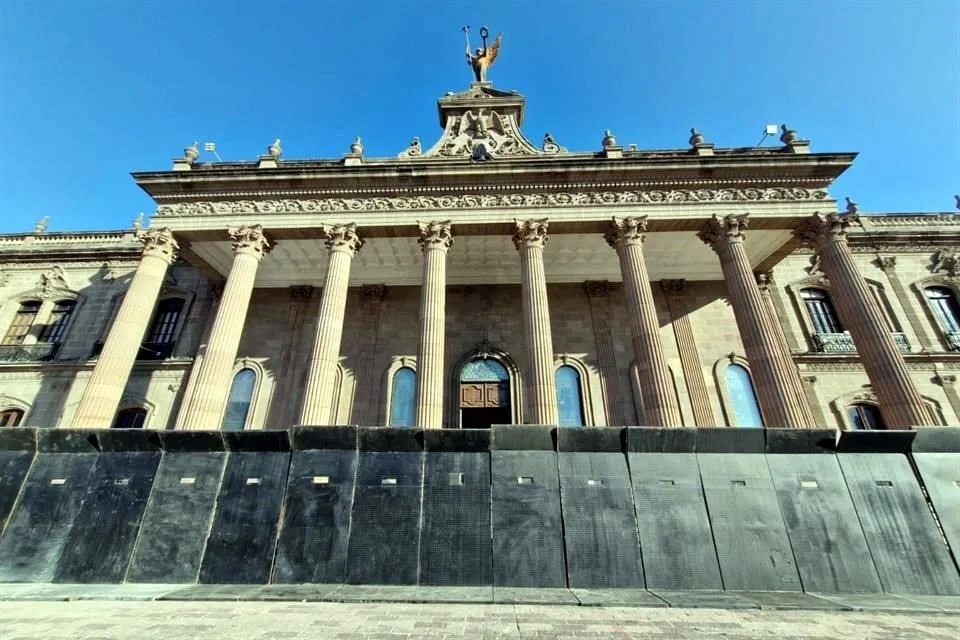 Amurallan Palacio de Gobierno por marchas del 25N; colectivos y trabajadoras realizan actos para visibilizar la violencia de género.