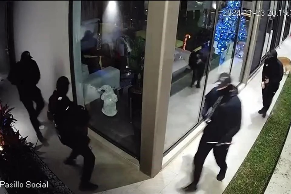 Delincuentes vestidos de negro intentaron irrumpir en una residencia de Carolco Residencial; cámaras captaron su fallido intento.