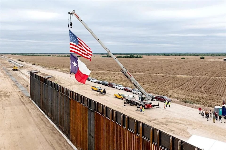 EU anuncia deportación masiva; Texas ofrece tierras para megacárceles de migrantes. Trump refuerza muro y endurece control fronterizo.