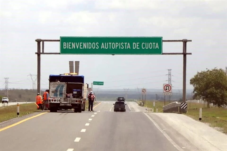 Tres automovilistas fueron despojados de sus vehículos en el km 182. Ocurre pese a operativos de Fuerza Civil y Guardia Nacional.