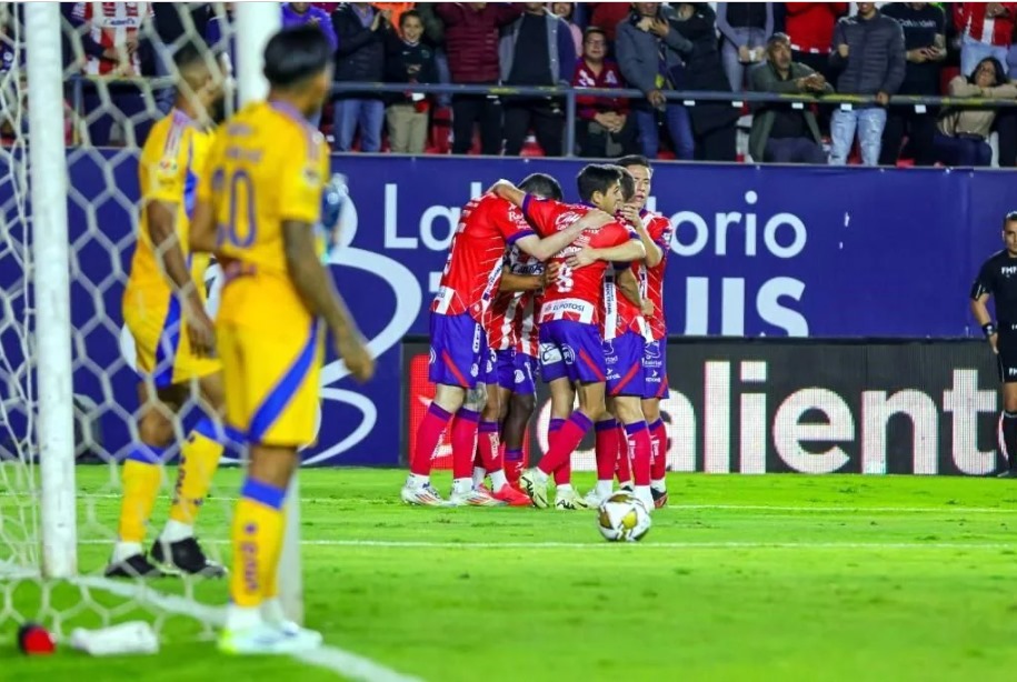 San Luis los vence 3-0 en Cuartos de Final. Defensa felina mostró fragilidad; autogol y doblete de Vitinho complican la serie.