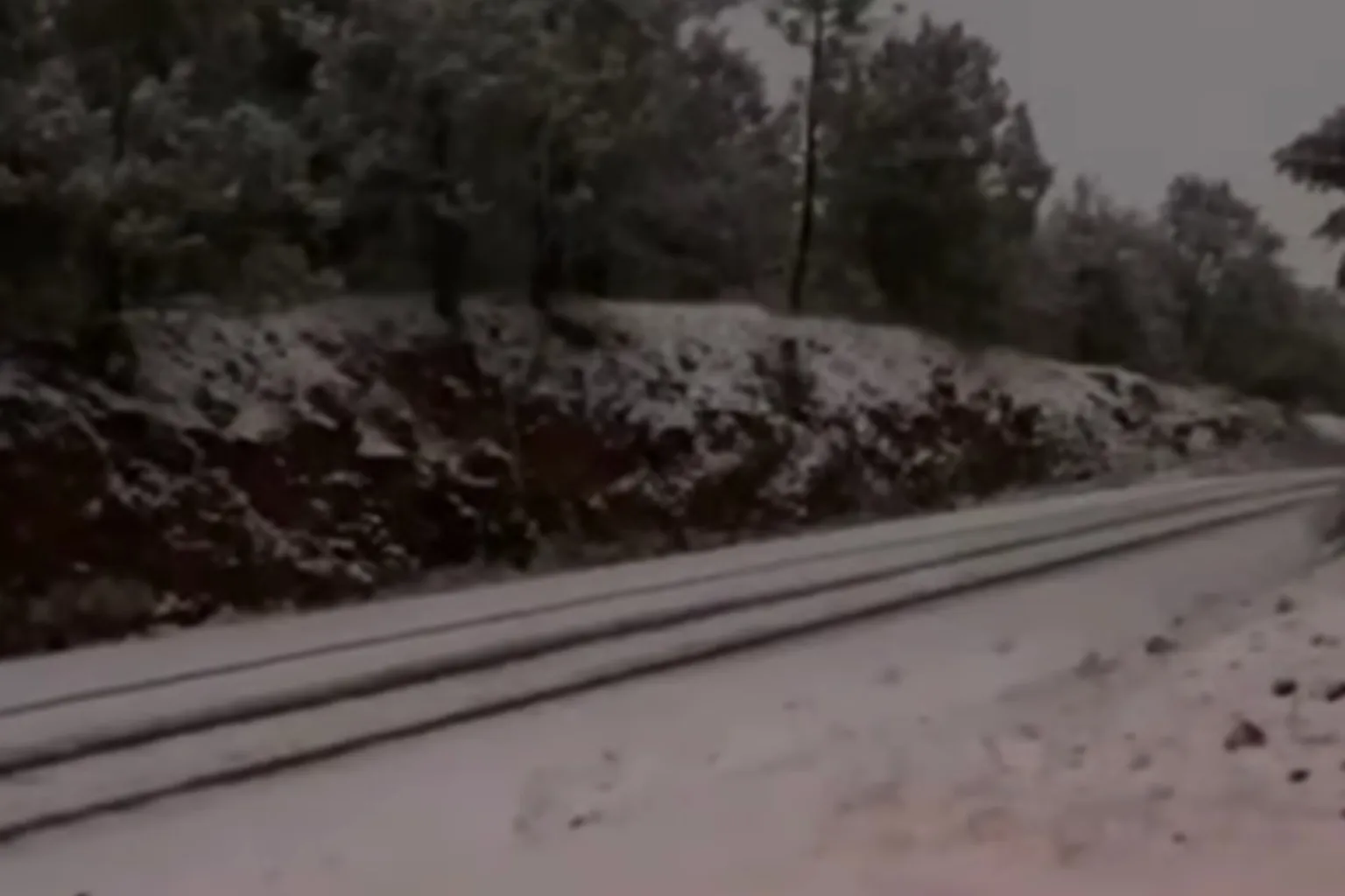 En el municipio de Madera, la presencia de nieve persiste, con un marcado descenso en las temperaturas.