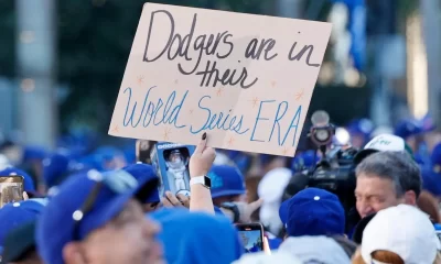 El centro de Los Ángeles se tiñó de azul con miles de aficionados que llenaron las calles desde temprano para ver de cerca a sus campeones.