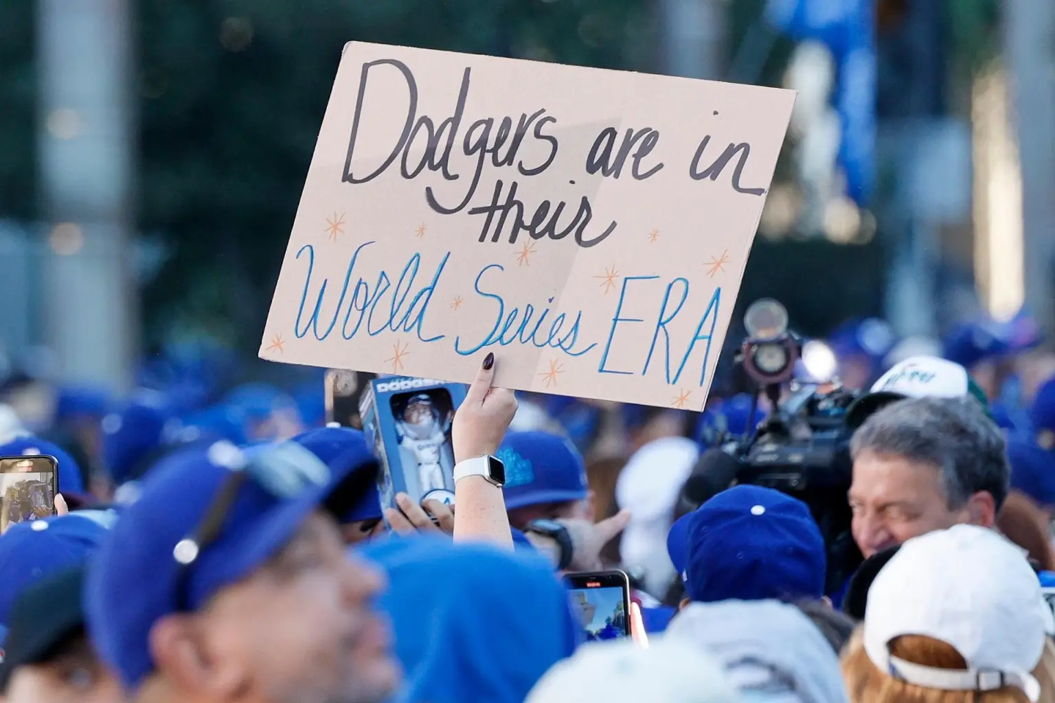 El centro de Los Ángeles se tiñó de azul con miles de aficionados que llenaron las calles desde temprano para ver de cerca a sus campeones.