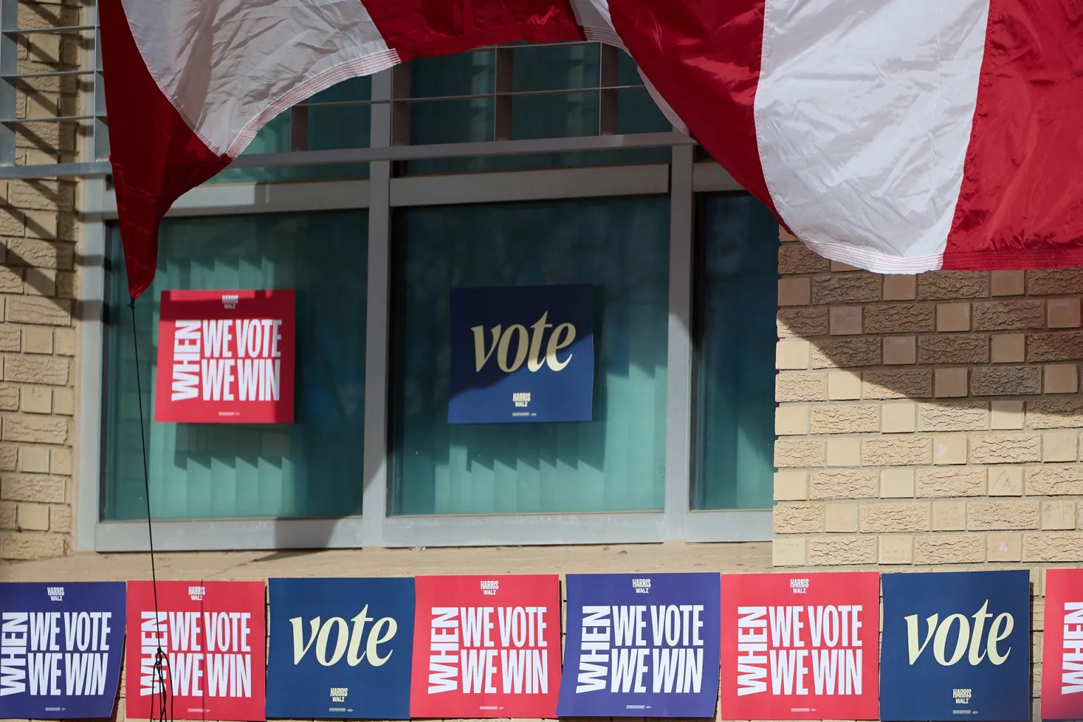 La jornada electoral comenzó en Dixville Notch, Nuevo Hampshire, donde los seis votantes de este pequeño pueblo emitieron sus votos, resultando en un empate de tres votos para cada candidato.