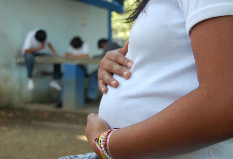 México registró 14,672 embarazos infantiles en 2023 y 2024; activistas denuncian fallas en atención y falta de acceso al aborto legal.