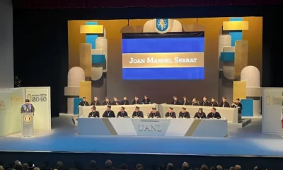 La UANL reconoce a Joan Manuel Serrat con el Doctor Honoris Causa, destacando su trayectoria y legado musical en el ámbito hispano.