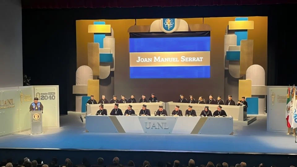 La UANL reconoce a Joan Manuel Serrat con el Doctor Honoris Causa, destacando su trayectoria y legado musical en el ámbito hispano.