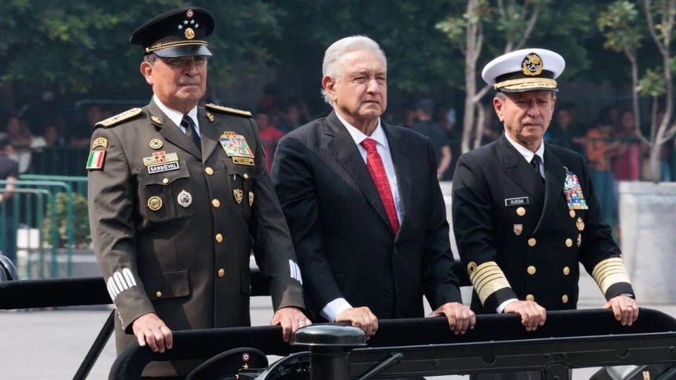 AMLO recibe seguridad mínima de Sedena en su casa en Palenque; Sheinbaum destaca su diferencia con expresidentes que viven en el extranjero.