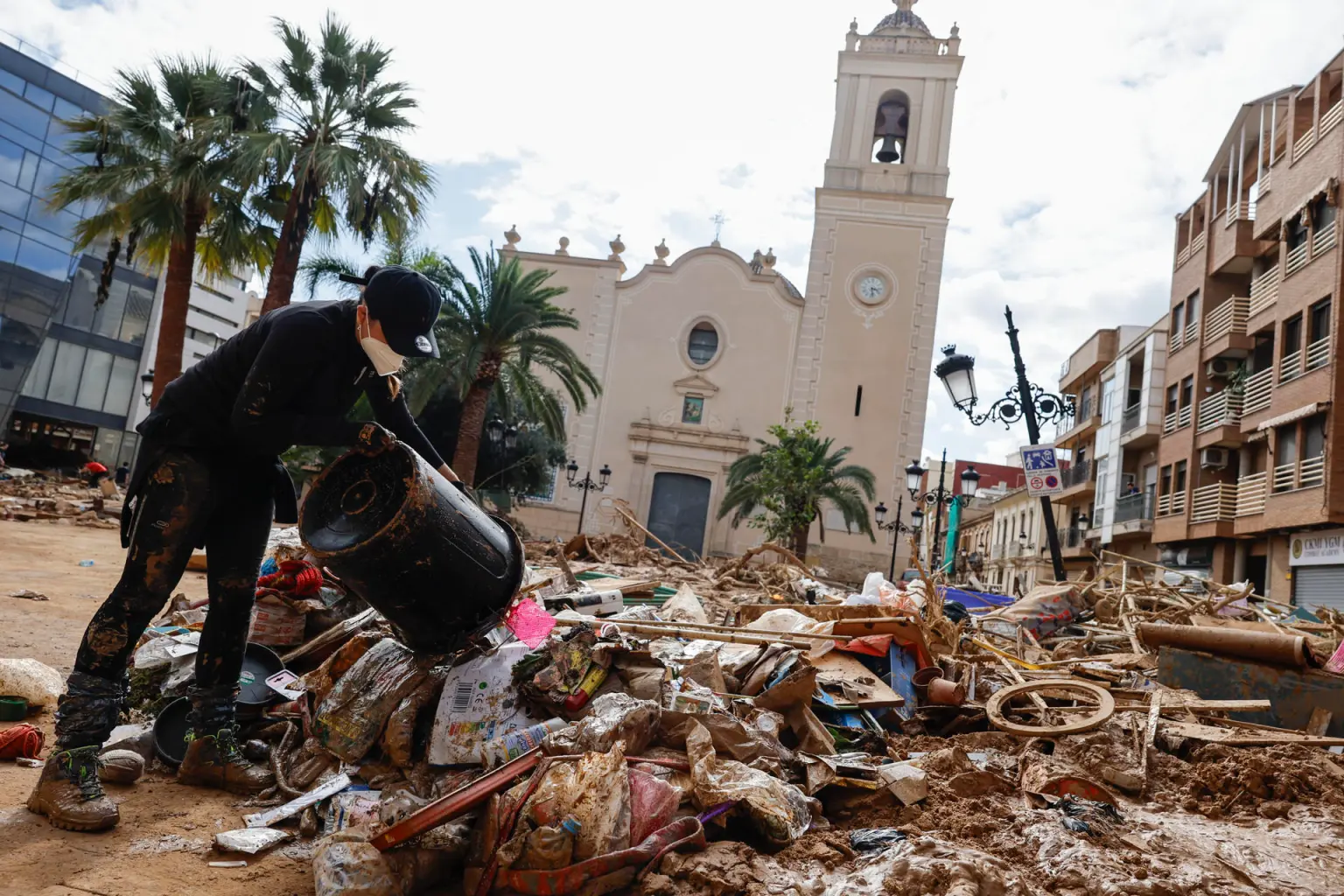 Las autoridades aún buscan a decenas de personas desaparecidas a causa de las graves inundaciones provocadas por el temporal.