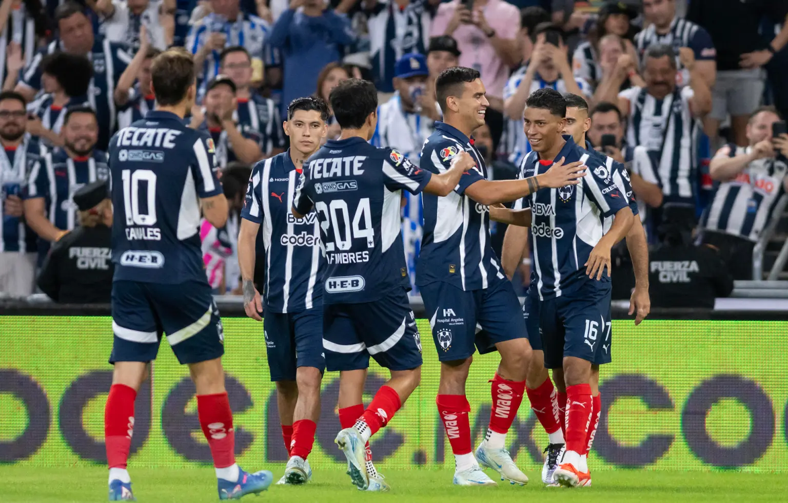 Rayados y Pumas se enfrentan en cuartos de final del Apertura 2024, con duelos de alto nivel y mucho en juego para ambos equipos.