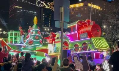 La Caravana Coca-Cola iluminó Monterrey con carros alegóricos, drones y música, llevando magia navideña a cientos de familias.
