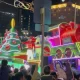 La Caravana Coca-Cola iluminó Monterrey con carros alegóricos, drones y música, llevando magia navideña a cientos de familias.