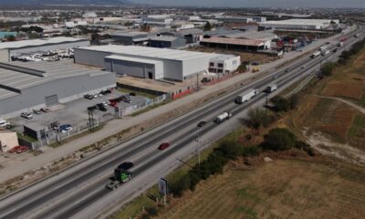 La vía, diseñada originalmente como carretera suburbana, ahora se enfrenta al tráfico urbano y de carga pesada.