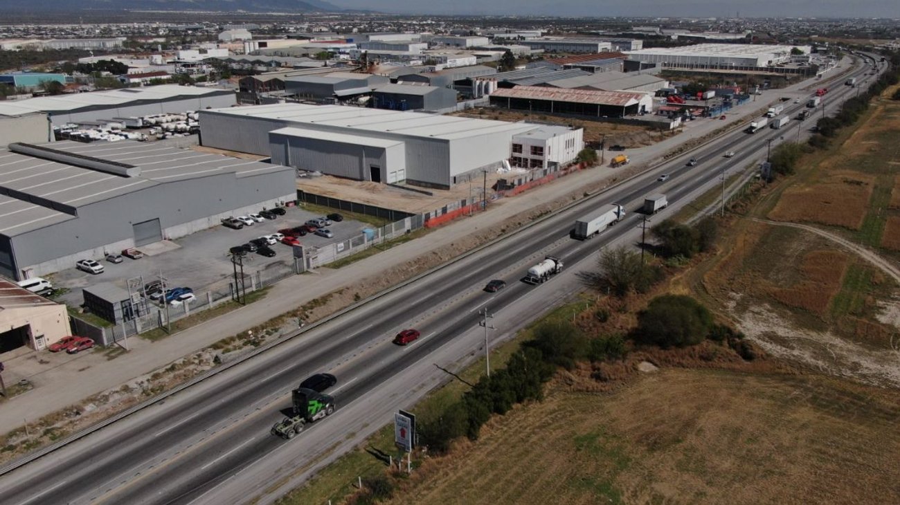 La vía, diseñada originalmente como carretera suburbana, ahora se enfrenta al tráfico urbano y de carga pesada.