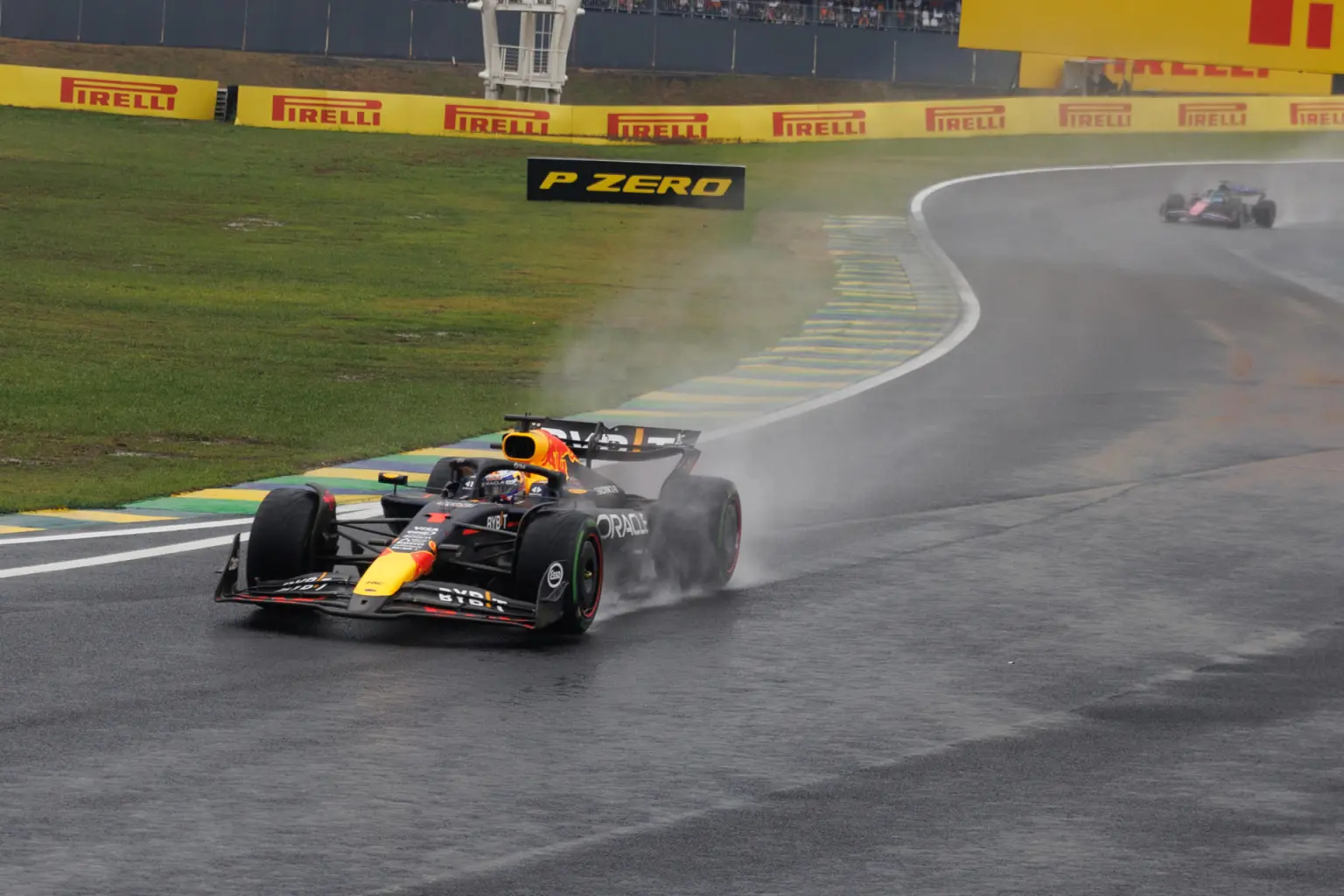 El coequipero del piloto mexicano ganó el Gran Premio de Sao Paulo, disputado este domingo.