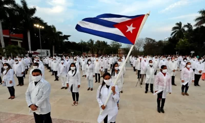 Llegan 199 médicos cubanos a México para atender comunidades marginadas, como parte de un convenio bilateral que suma 2,700 galenos.